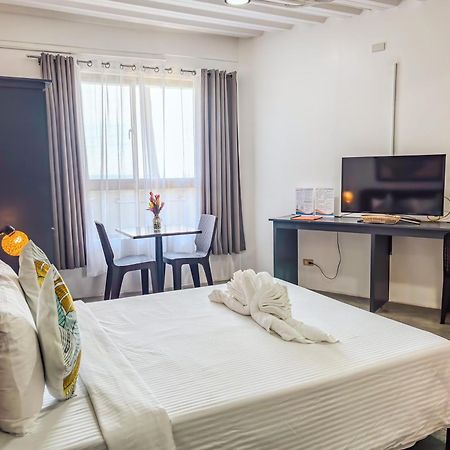 Av Suites Puerto Galera Eksteriør billede
